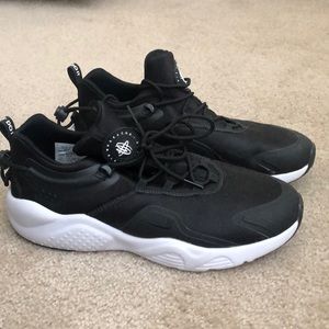 Nike’s Men Air Huarache Shoes. Size 10